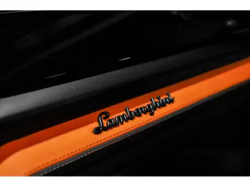 LAMBORGHINI Urus SE - ARANCIO EGON