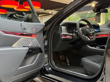 BMW 750 e xDr M Sport Pano-SKY Aut-Türen B&W