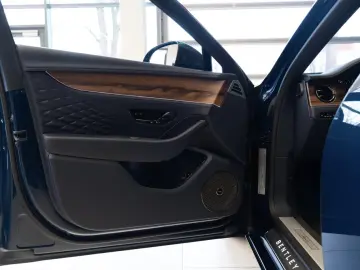 Bentley Flying Spur Azure V8 Hybrid