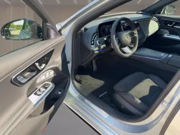 Mercedes-Benz E 220 d AMG PANO KEYGO DISTR BURM MEMO