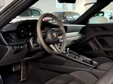 PORSCHE 911 CARRERA 4GTS