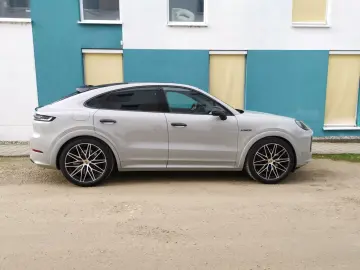 PORSCHE Cayenne E-Hybrid Coupe SportDesign KREIDE BEIGE