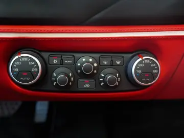 Ferrari 488 Spider TAILOR-MADE DAYTONA-SEAT JBL LIFT 1HD