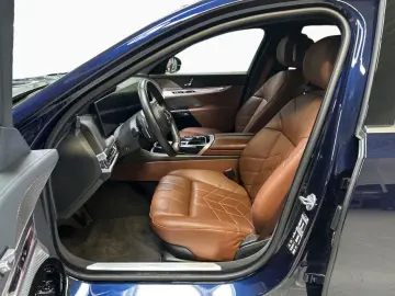 BMW 740d xD DAPr ExecutiveLounge TV Entertainment