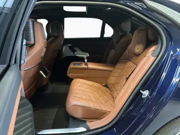 BMW 740d xD DAPr ExecutiveLounge TV Entertainment