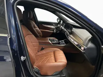 BMW 740d xD DAPr ExecutiveLounge TV Entertainment