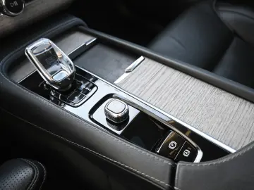 VOLVO XC90 B5D AWD Plus Dark STDHZG PANO LUFT 360  AHK