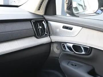 VOLVO XC90 T8 AWD Ultra Dark Recharge Plug-In Hybrid