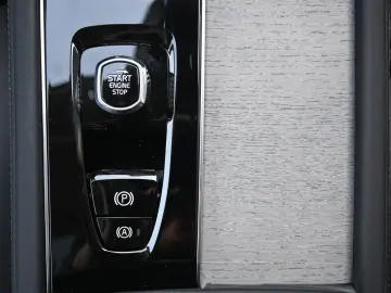 VOLVO XC90 T8 AWD Ultra Dark Recharge Plug-In Hybrid