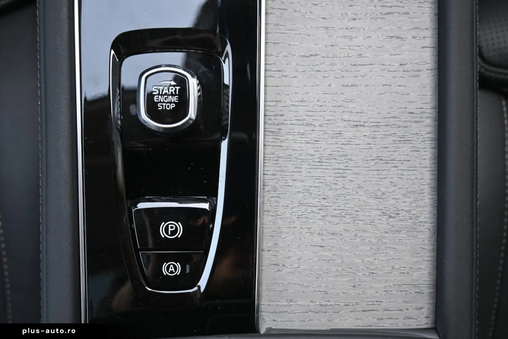 VOLVO XC90 T8 AWD Ultra Dark Recharge Plug-In Hybrid