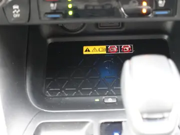 TOYOTA RAV 4 2.5 Hybrid Lounge Allrad 5J Garantie