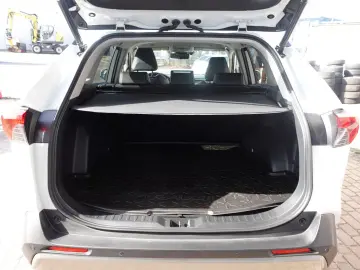 TOYOTA RAV 4 2.5 Hybrid Lounge Allrad 5J Garantie
