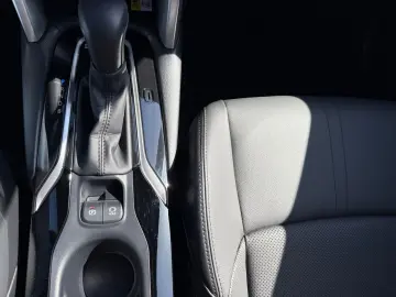 TOYOTA Corolla Cross 2.0 Hybrid AWD Lounge  Pano 360 JB