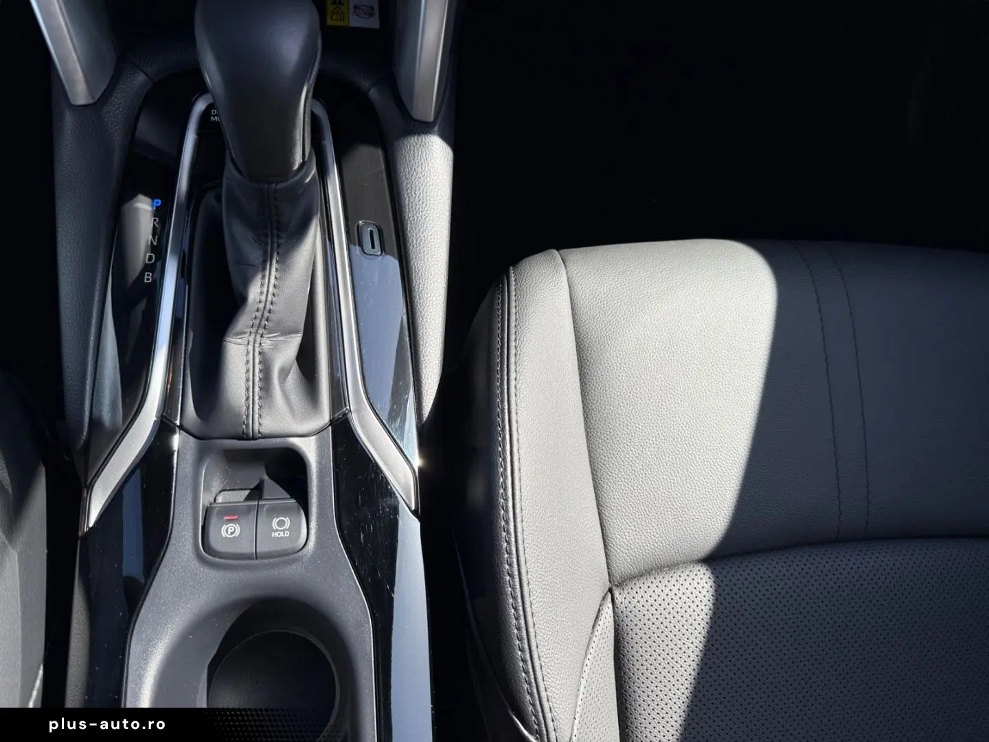 TOYOTA Corolla Cross 2.0 Hybrid AWD Lounge  Pano 360 JB