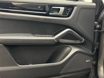 PORSCHE Cayenne Panorama LED AHK Leder Sitzhzg. Navi