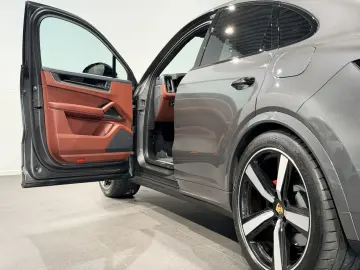 PORSCHE Cayenne Coupe Turbo E-Hybrid