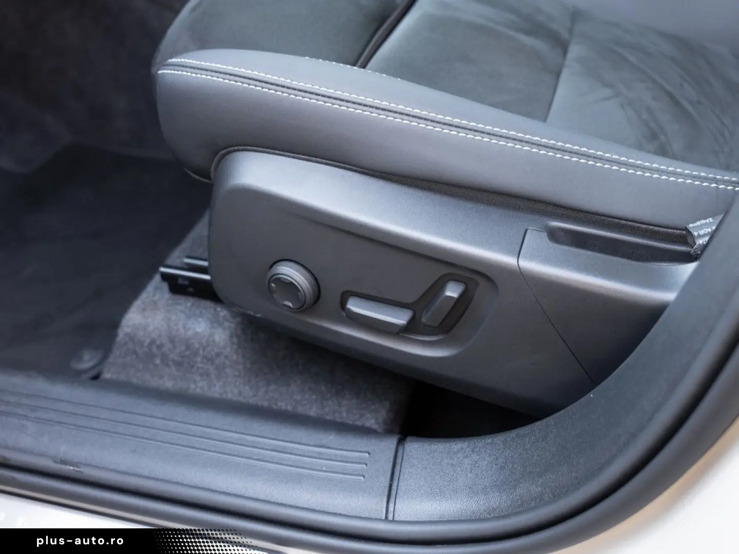 VOLVO XC40 B3 Plus Dark SHZ LED NAVI MEMORY H K 360