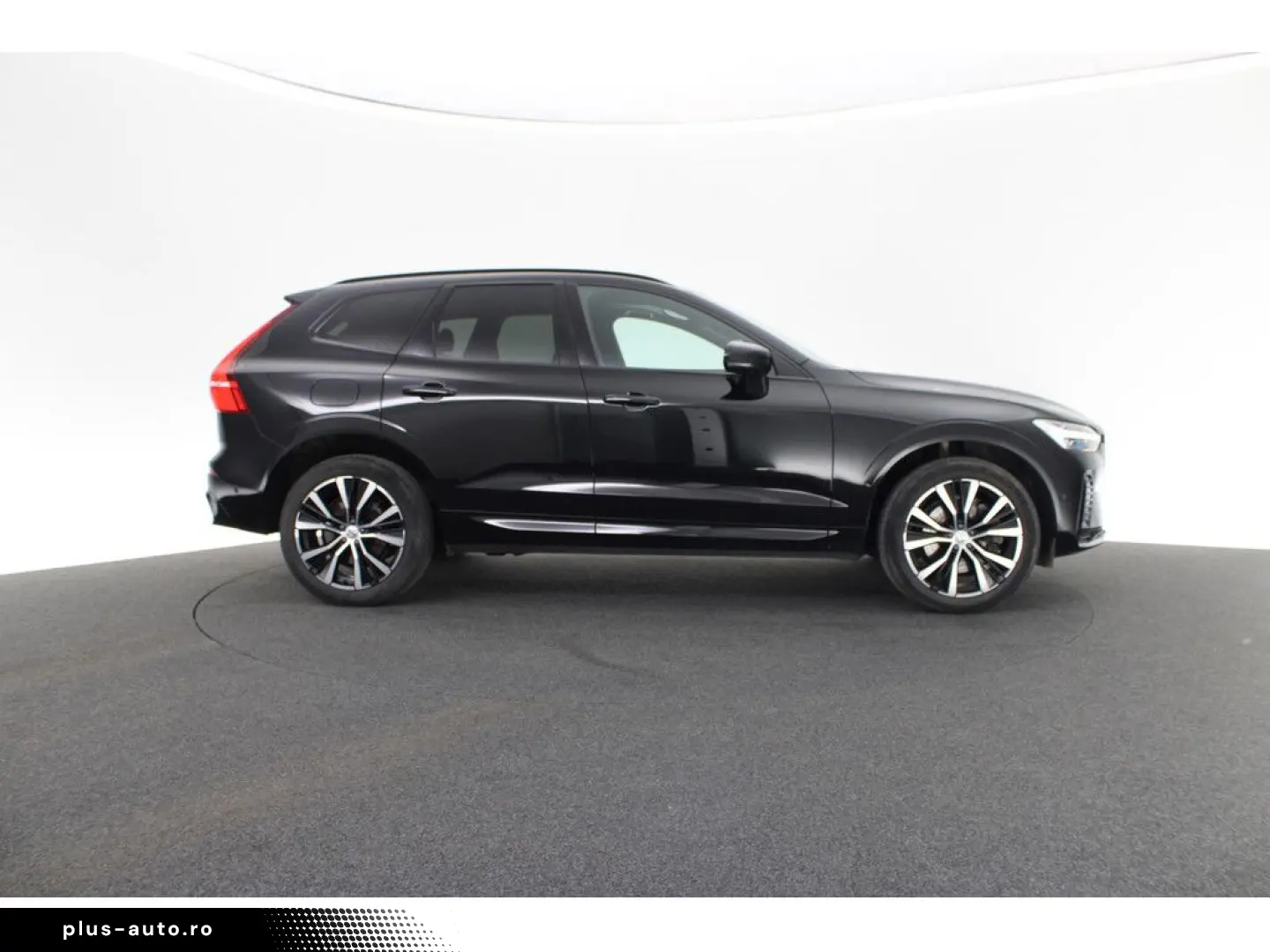 VOLVO XC60 B5 AWD Plus Dark FACEL. LED KAMERA H K PANO