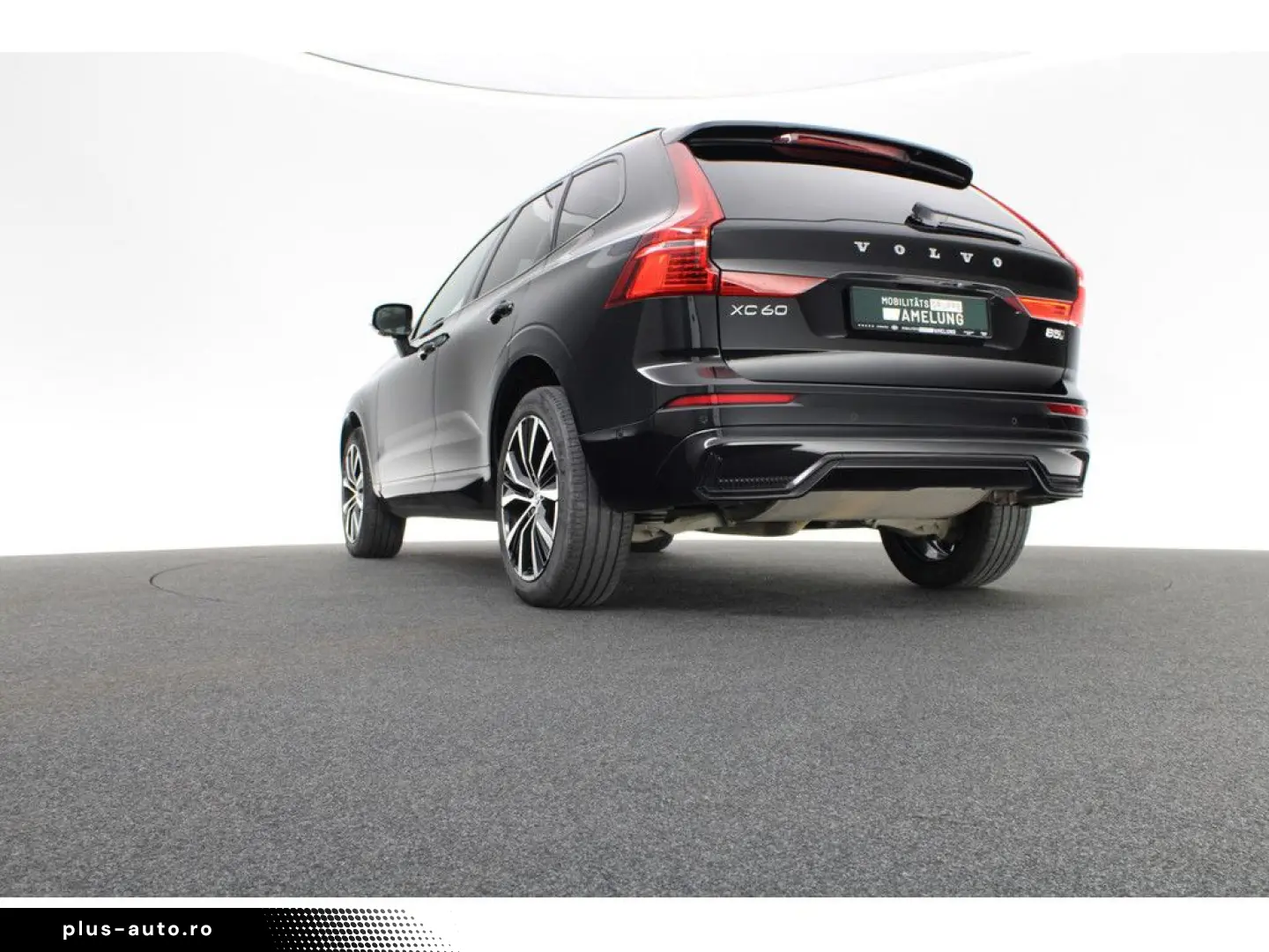 VOLVO XC60 B5 AWD Plus Dark FACEL. LED KAMERA H K PANO