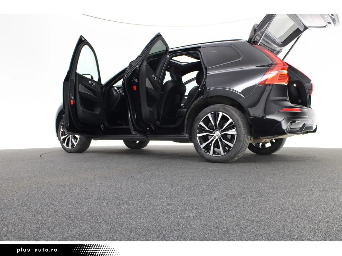 VOLVO XC60 B5 AWD Plus Dark FACEL. LED KAMERA H K PANO