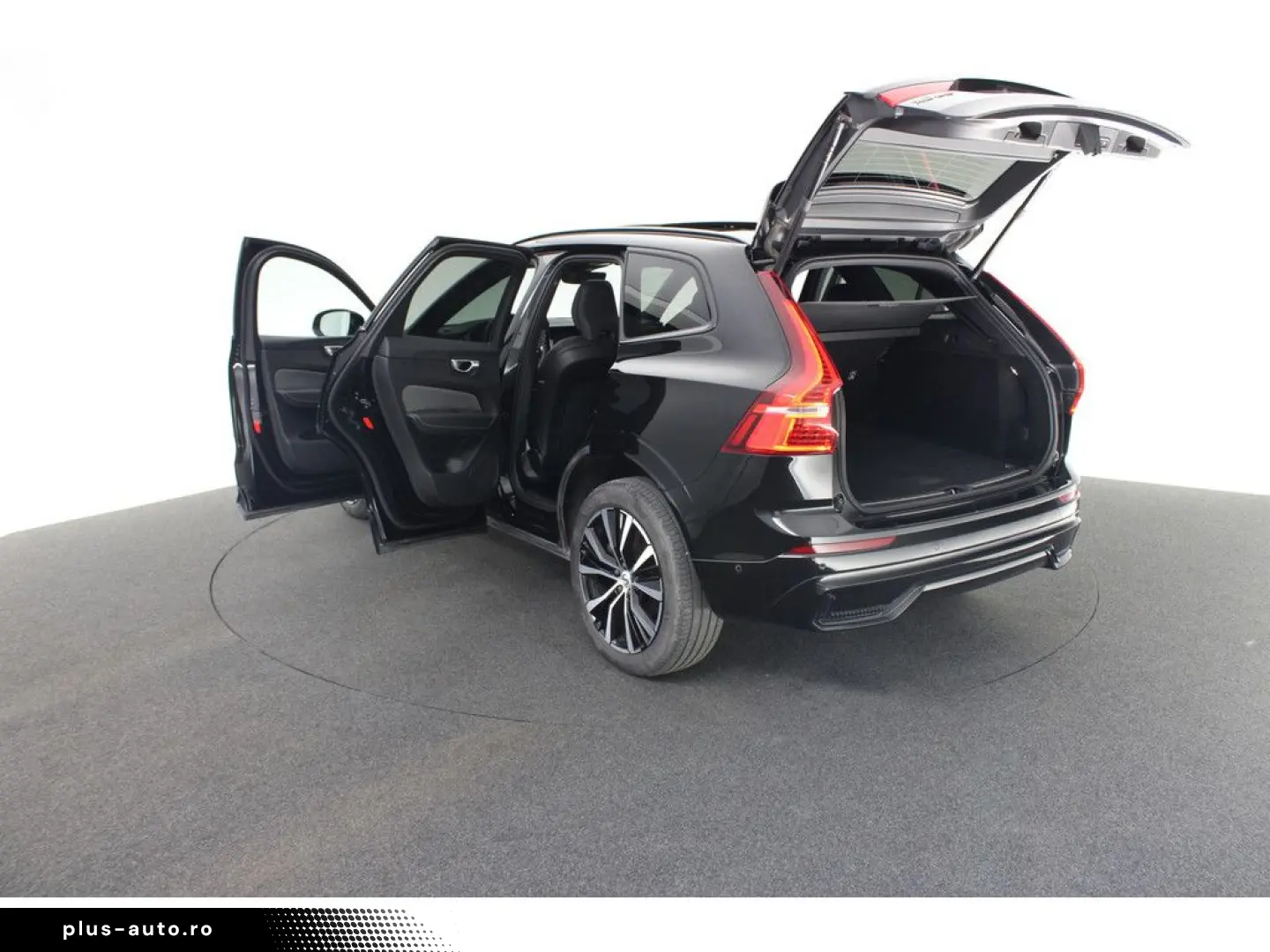 VOLVO XC60 B5 AWD Plus Dark FACEL. LED KAMERA H K PANO