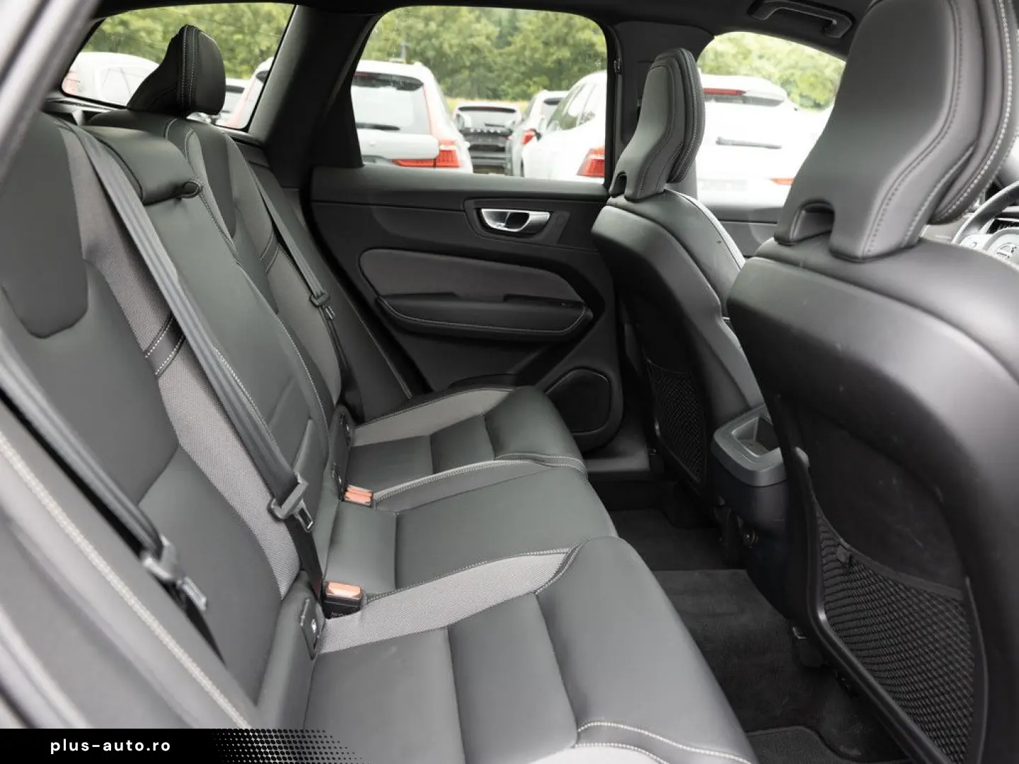 VOLVO XC60 B5 AWD Plus Dark FACEL. LED KAMERA H K PANO