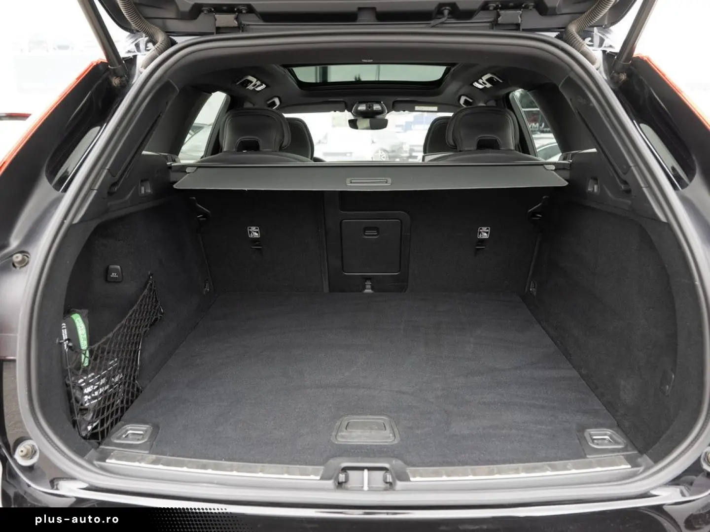 VOLVO XC60 B5 AWD Plus Dark FACEL. LED KAMERA H K PANO