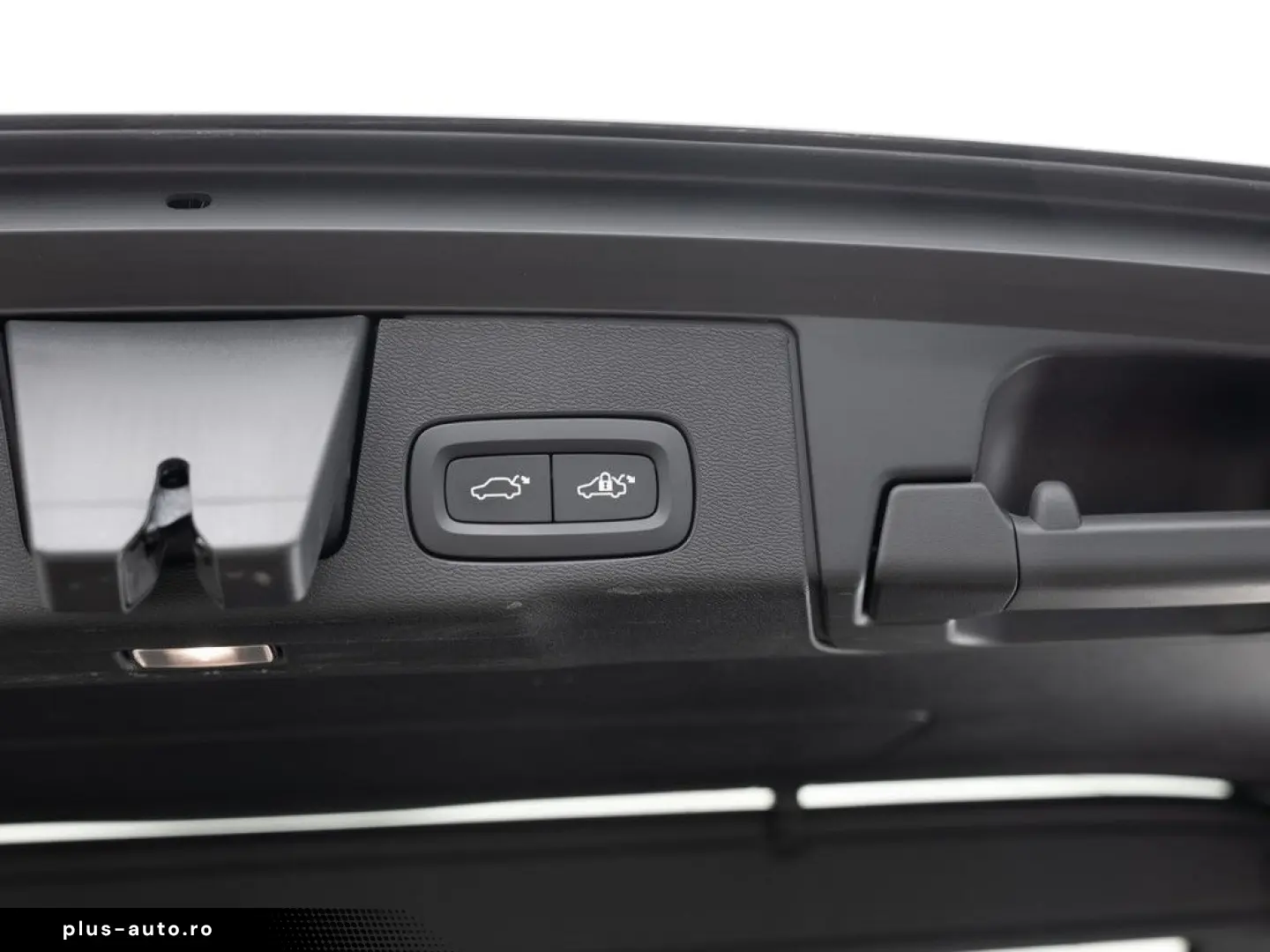 VOLVO XC60 B5 AWD Plus Dark FACEL. LED KAMERA H K PANO