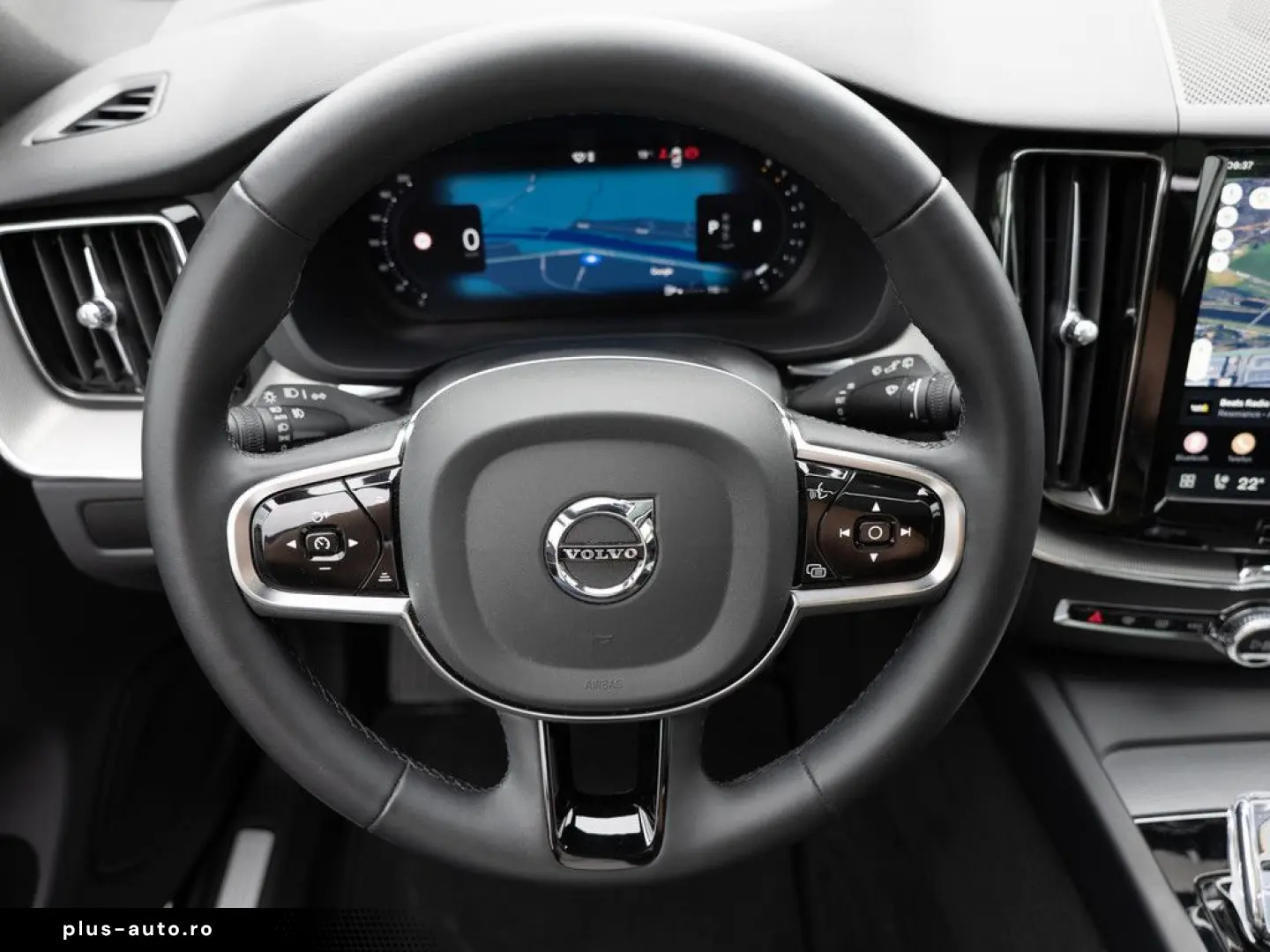 VOLVO XC60 B5 AWD Plus Dark FACEL. LED KAMERA H K PANO