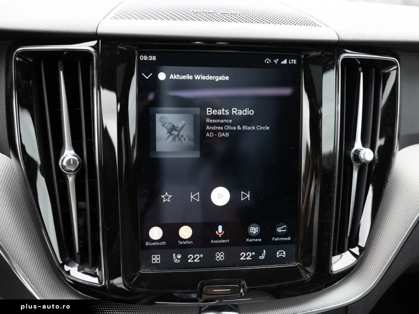 VOLVO XC60 B5 AWD Plus Dark FACEL. LED KAMERA H K PANO