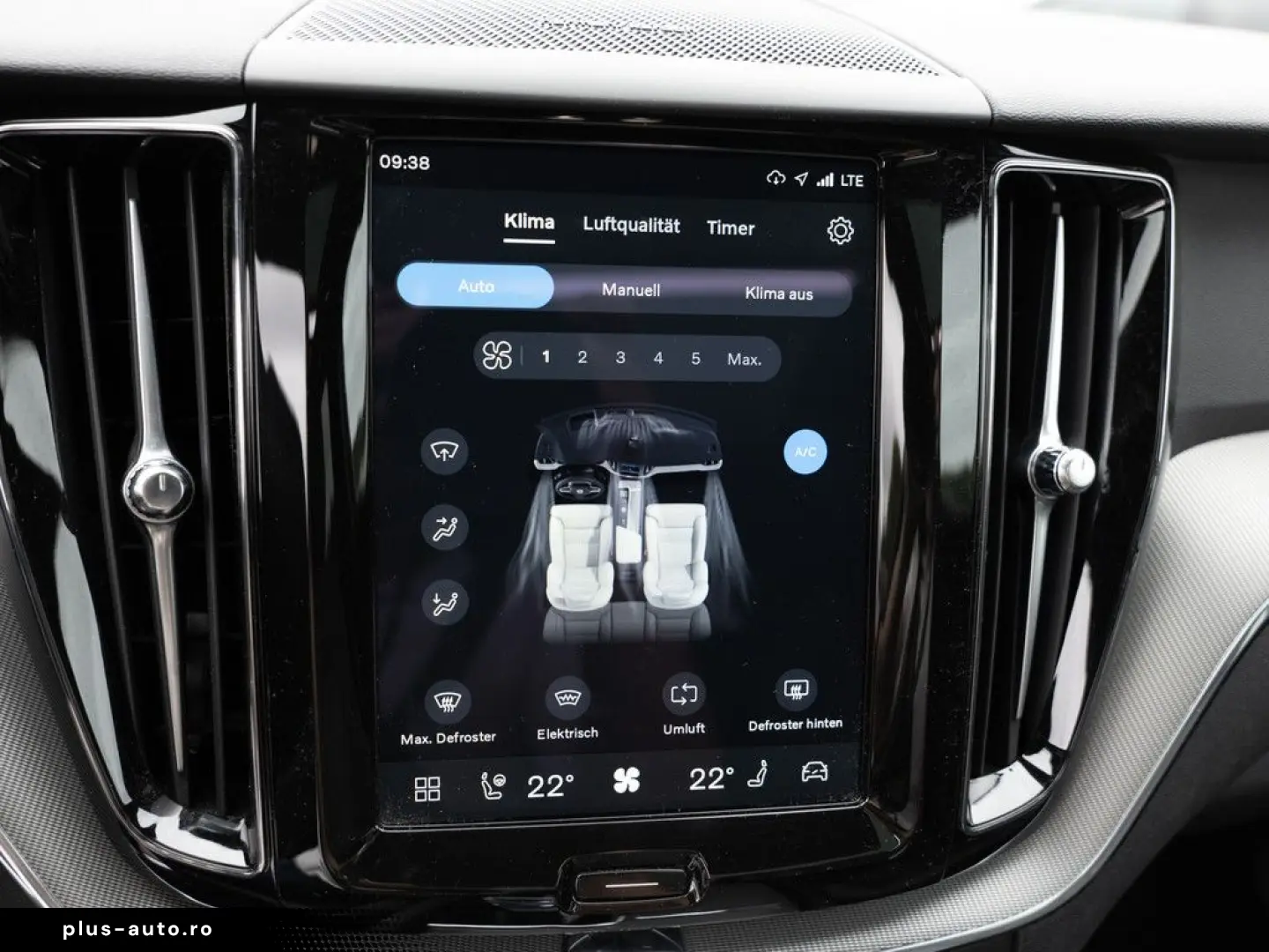 VOLVO XC60 B5 AWD Plus Dark FACEL. LED KAMERA H K PANO