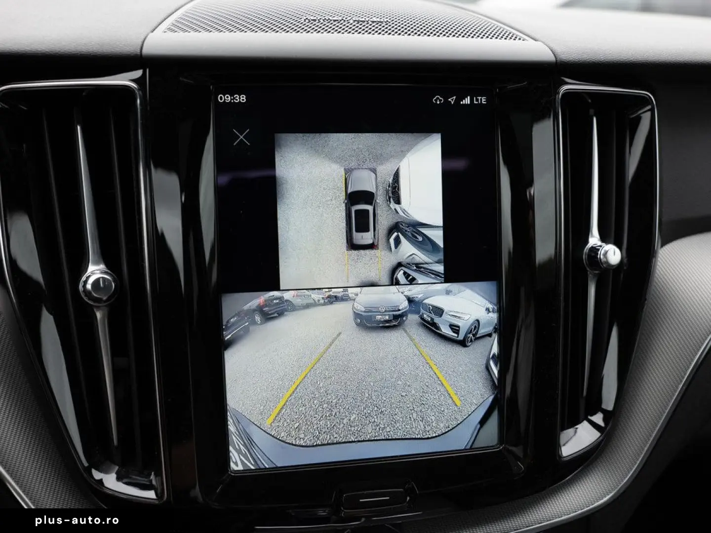 VOLVO XC60 B5 AWD Plus Dark FACEL. LED KAMERA H K PANO