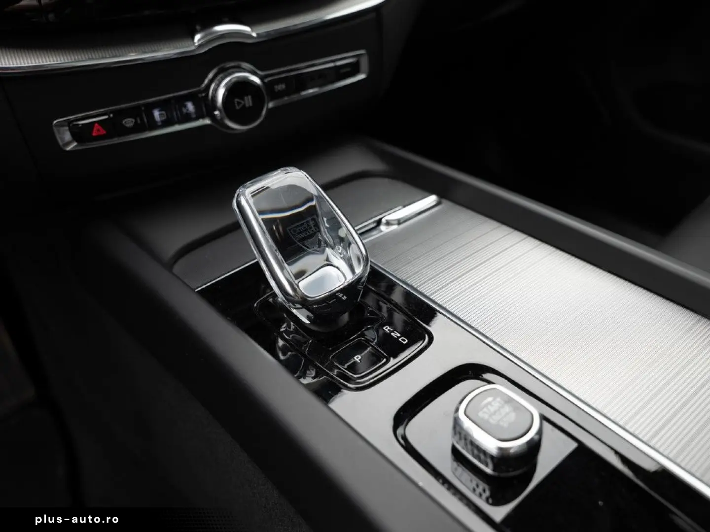 VOLVO XC60 B5 AWD Plus Dark FACEL. LED KAMERA H K PANO