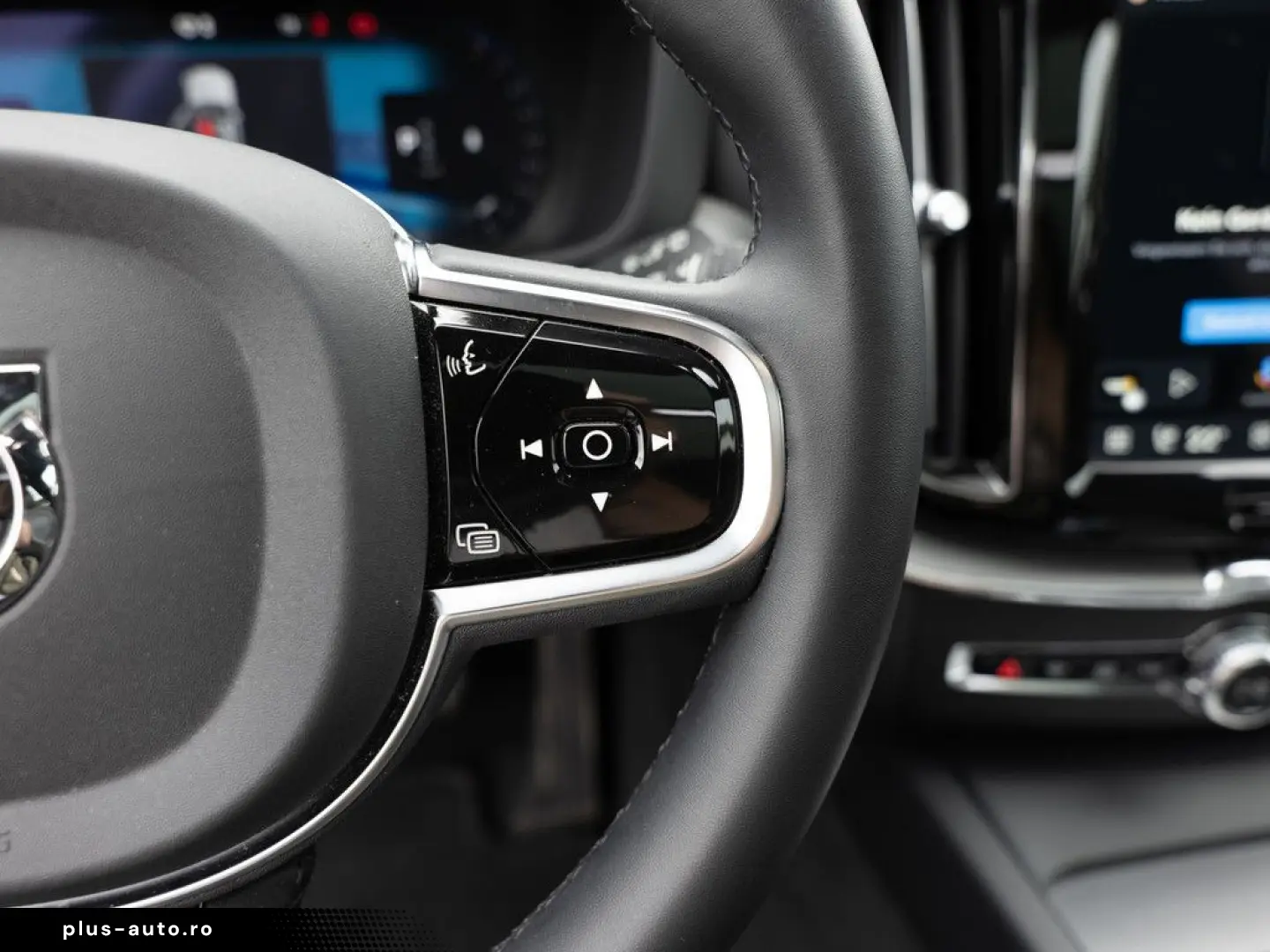VOLVO XC60 B5 AWD Plus Dark FACEL. LED KAMERA H K PANO