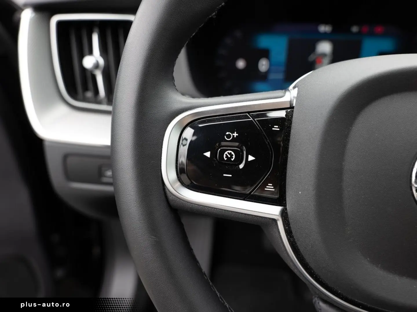 VOLVO XC60 B5 AWD Plus Dark FACEL. LED KAMERA H K PANO