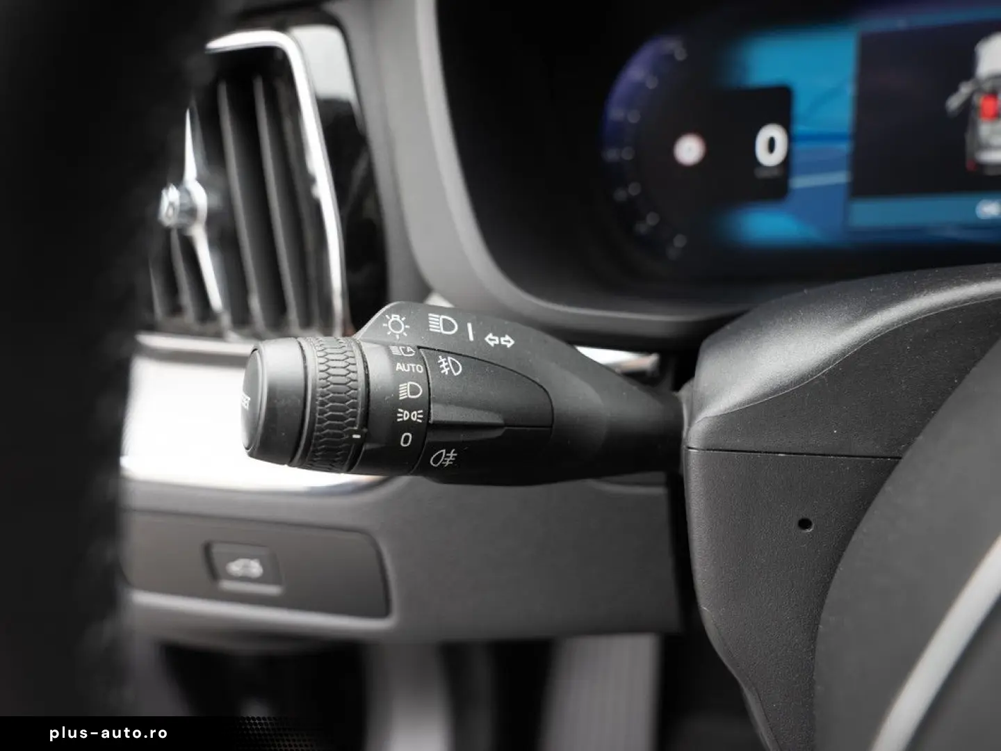 VOLVO XC60 B5 AWD Plus Dark FACEL. LED KAMERA H K PANO