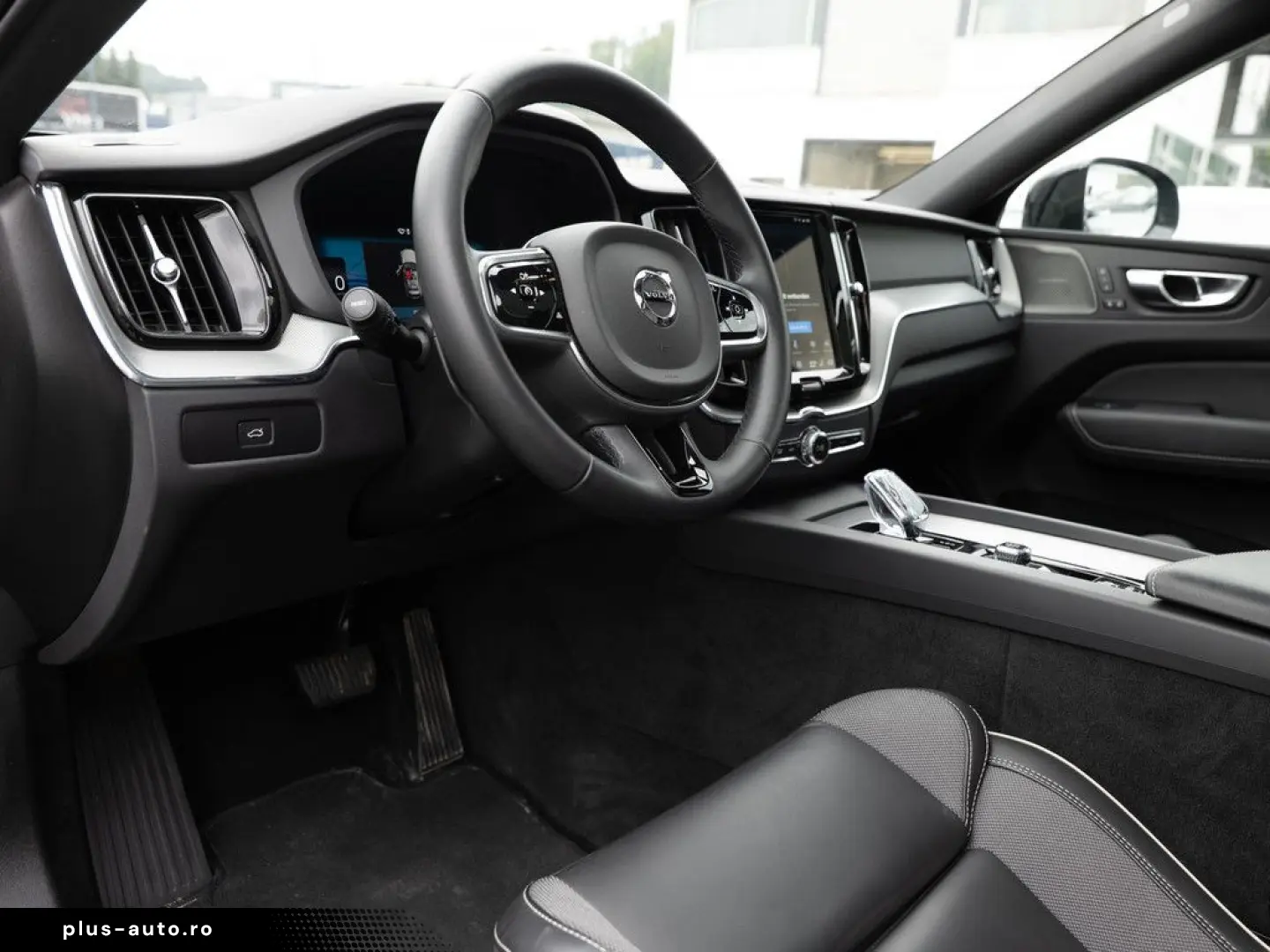 VOLVO XC60 B5 AWD Plus Dark FACEL. LED KAMERA H K PANO