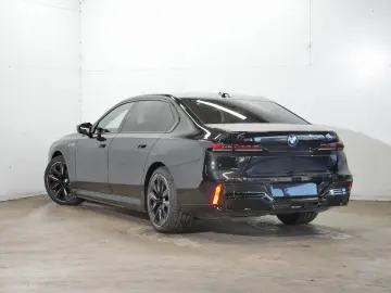 BMW i7 M70 xDrive Pano-Sky B&W TV Lounge Massage
