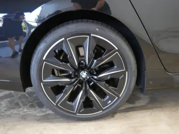 BMW i7 M70 xDrive Pano-Sky B&W TV Lounge Massage