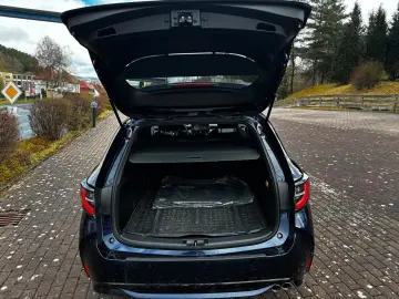TOYOTA Corolla Touring Sports Hybrid TeamD AHK gepflegt