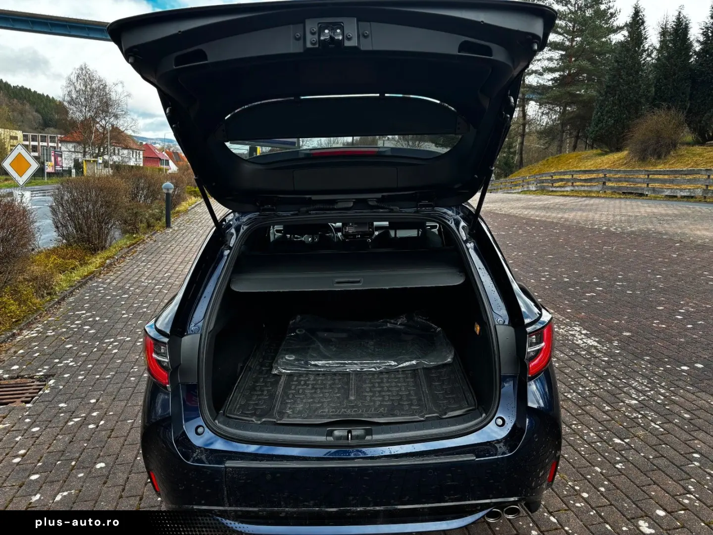 TOYOTA Corolla Touring Sports Hybrid TeamD AHK gepflegt