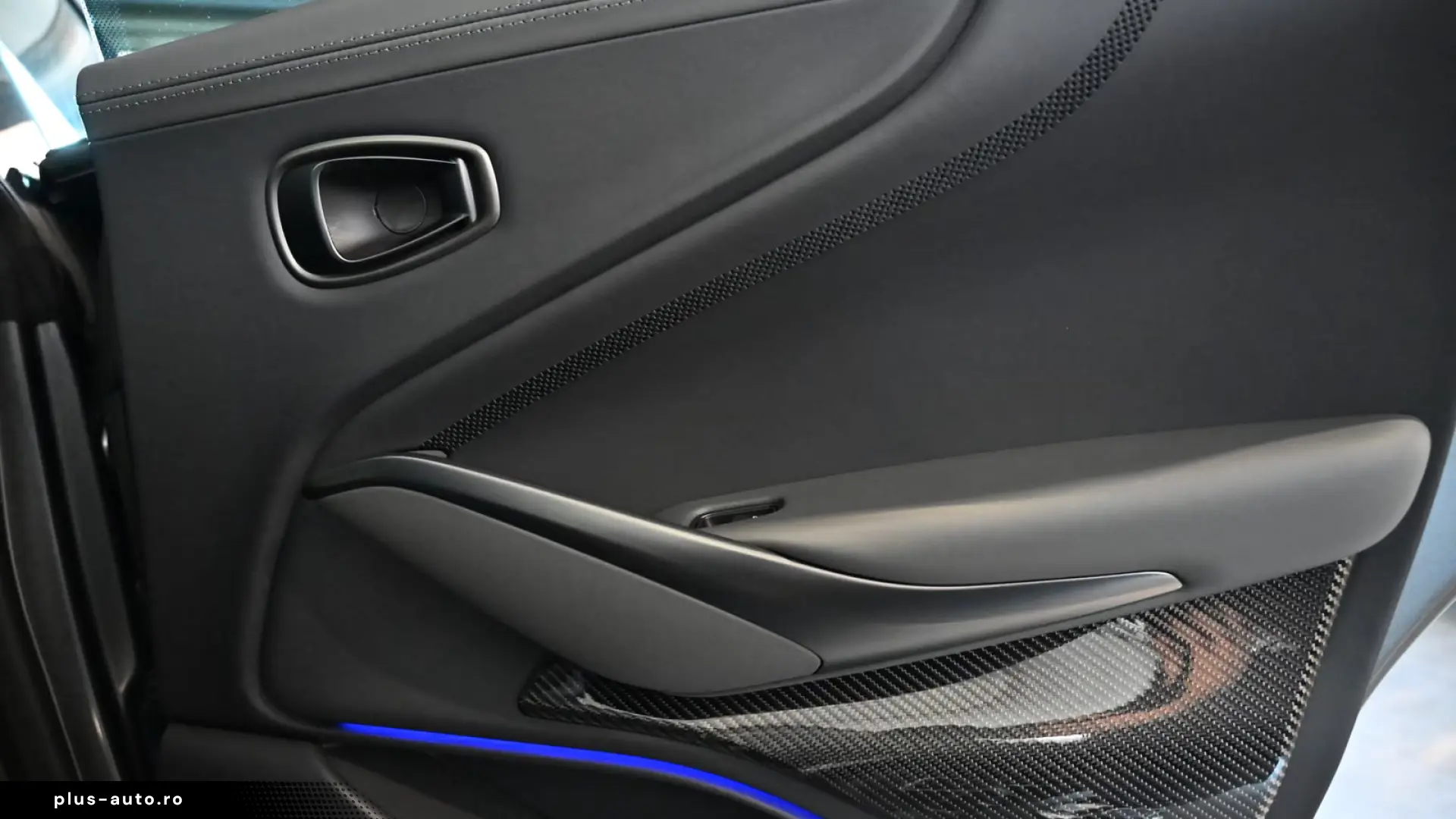 Aston Martin DBX707 Magnetic Silver Carbon Aux Heater Towbar