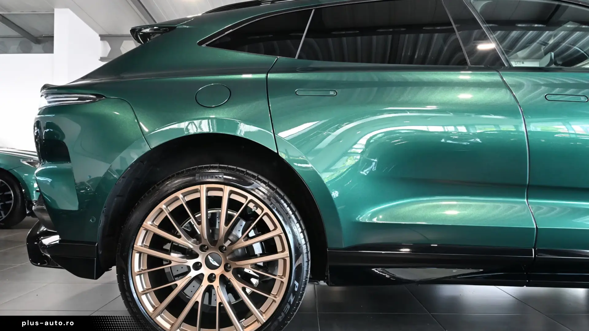 Aston Martin DBX 707 Malachite Green Carbon