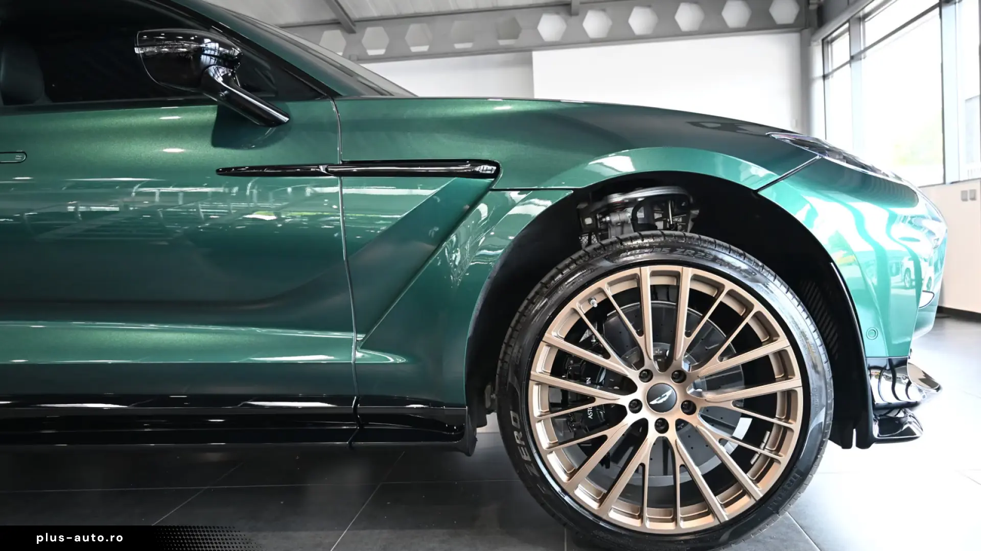 Aston Martin DBX 707 Malachite Green Carbon