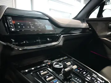 Aston Martin DBX 707 Malachite Green Carbon