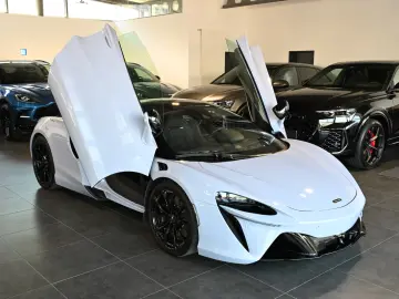 McLaren Artura MSO Ceramic Grey Technology Pack Lift