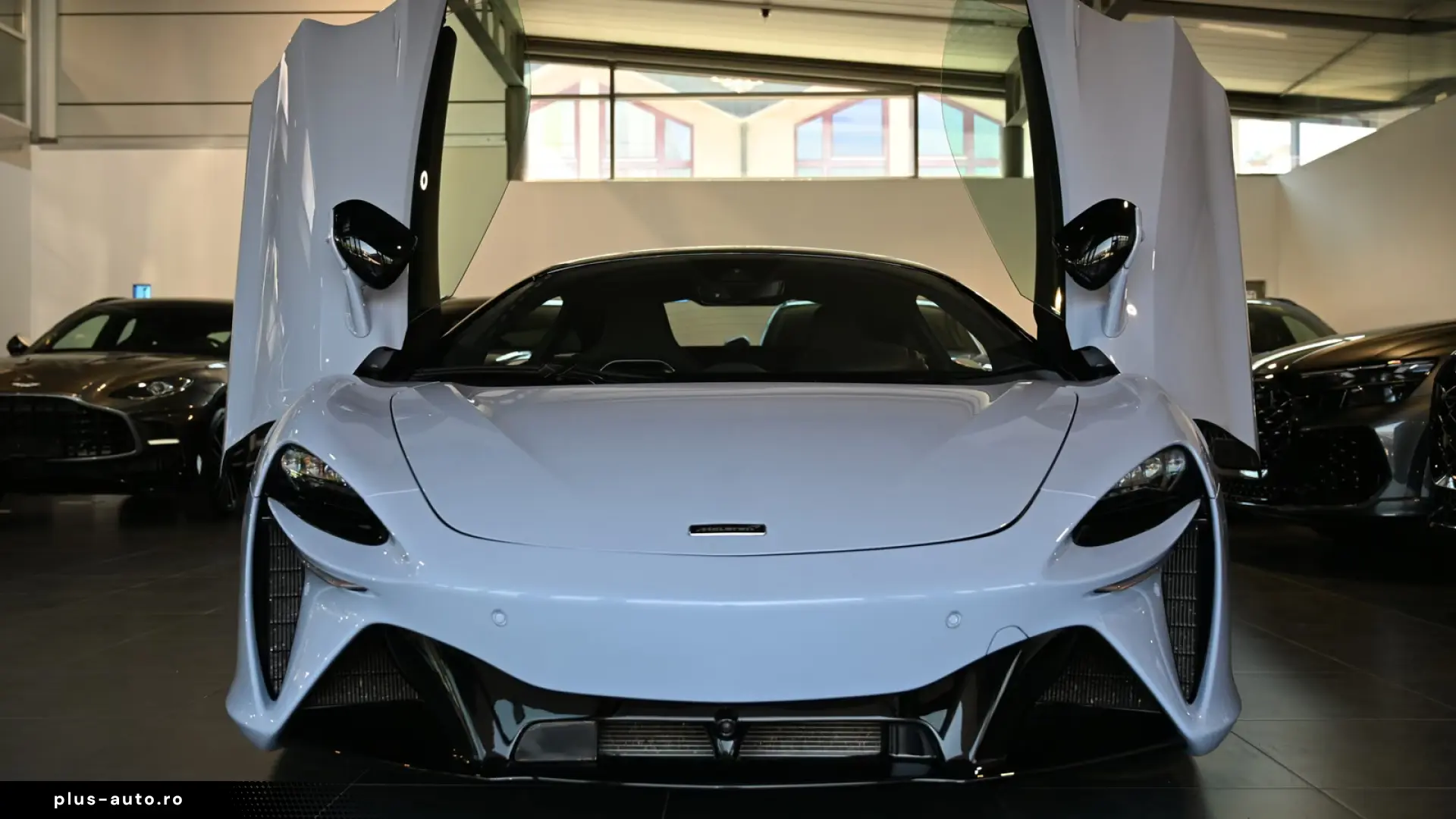 McLaren Artura MSO Ceramic Grey Technology Pack Lift