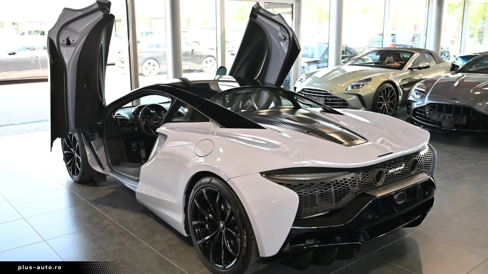 McLaren Artura MSO Ceramic Grey Technology Pack Lift