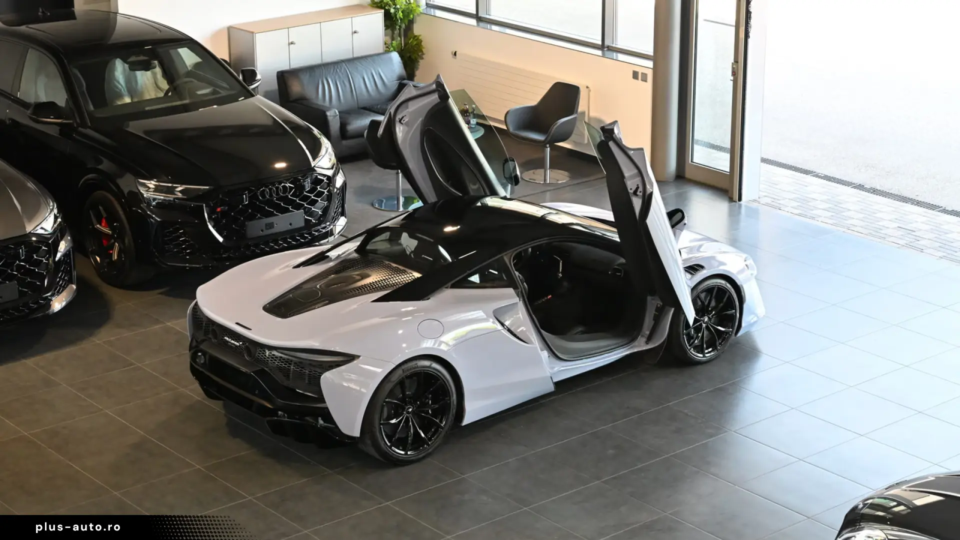 McLaren Artura MSO Ceramic Grey Technology Pack Lift
