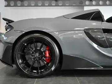 McLaren 600LT Spider MSO Clubsport Senna Seats Lift